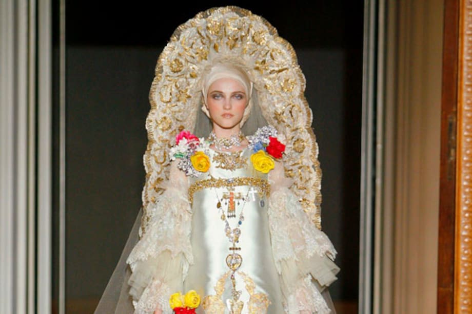 La alta costura francesa no abandona el lujo