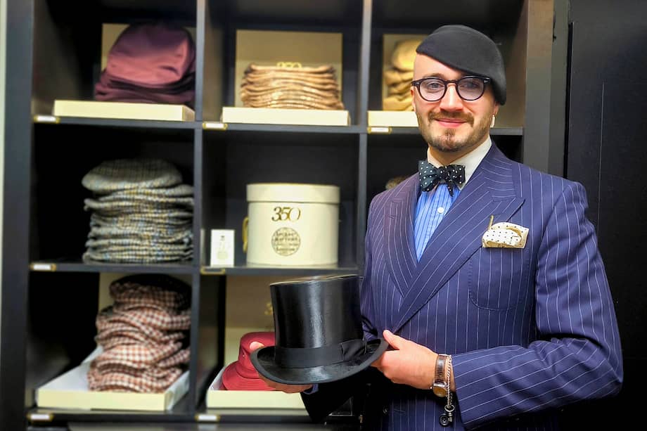 El gerente de la sombrerería Lock & Co., Maxwell Newman, posa durante una entrevista en Londres. / EFE/ Guillermo Garrido