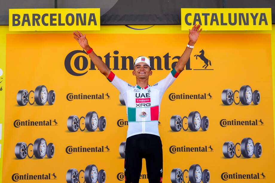 El ciclista mexicano del equipo UAE, Isaac del Toro, celebra su victoria en el podio como vencedor de la segunda etapa del Tour de Francia, con 168,5 km de recorrido entre Tarragona y Barcelona.
