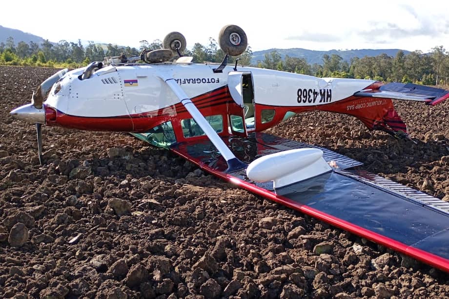 La aeronave realizaba un vuelo de práctica. Los dos ocupantes resultaron lesionados y no hubo víctimas fatales.