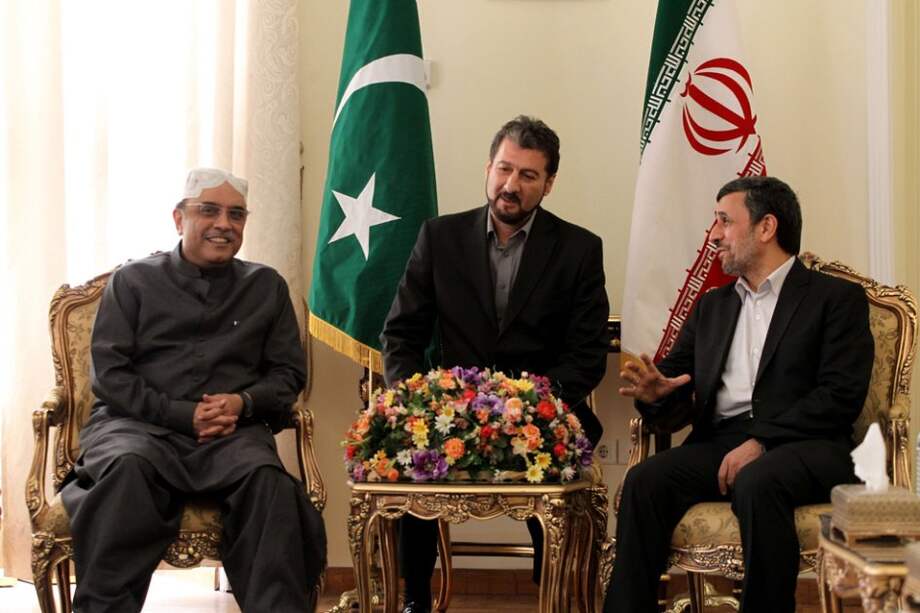 Imagen de la reunión entre el presidente de Pakistán, Asif Ali Zardari y el iraní Mahmoud Ahmadinejad./ AFP