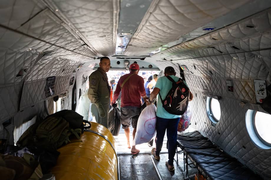 Mineros llegan en un helicóptero al aeropuerto de La Paragua provenientes de la mina derrumbada Bulla Loca, este jueves en La Paragua, estado Bolívar (Venezuela).