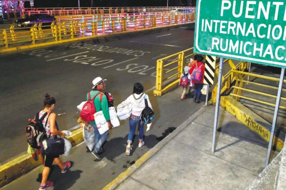 Fotografía de 2018 de los miembros de la familia Mendoza Landinez cruzando el Puente Internacional Rumichaca, en la frontera entre Ipiales en Colombia y Tulcán en Ecuador.