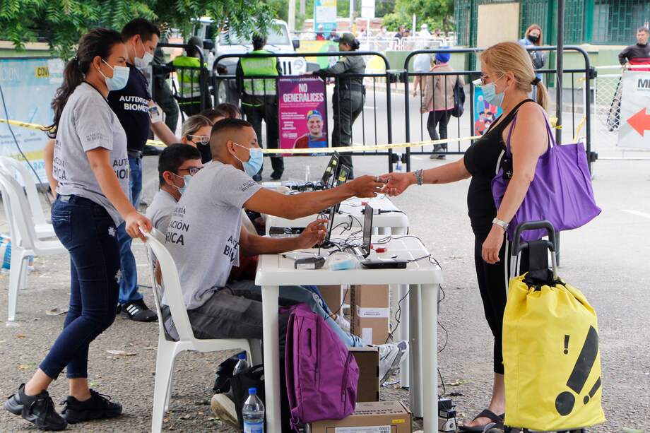 Una ciudadana colombiana residente en Venezuela acude a votar durante el inicio de los comicios de la segunda vuelta de las elecciones presidenciales en el puente internacional Simón Bolívar.