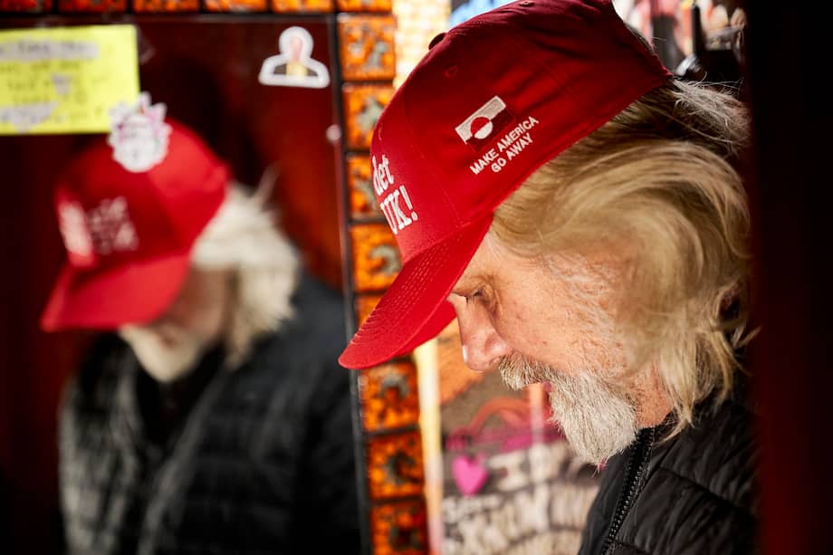 El danés Jesper Tonnesen, dueño de una tienda de ropa, posa con una gorra anti-Trump, bordada con el eslogan "¡Ahora es NUUK!", en Copenhague, Dinamarca.