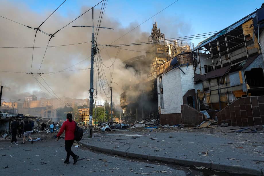 Otro lugar impactado durante el ataque fue un centro comercial en Kiev.
