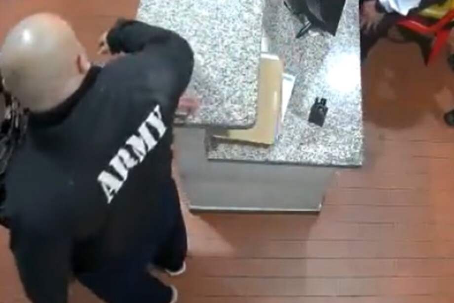 La conducta violenta del exmilitar señalado de agredir a vecinos y trabajadores del conjunto residencial Heliconias, en Facatativá, ha quedado registrada en cámaras de seguridad.