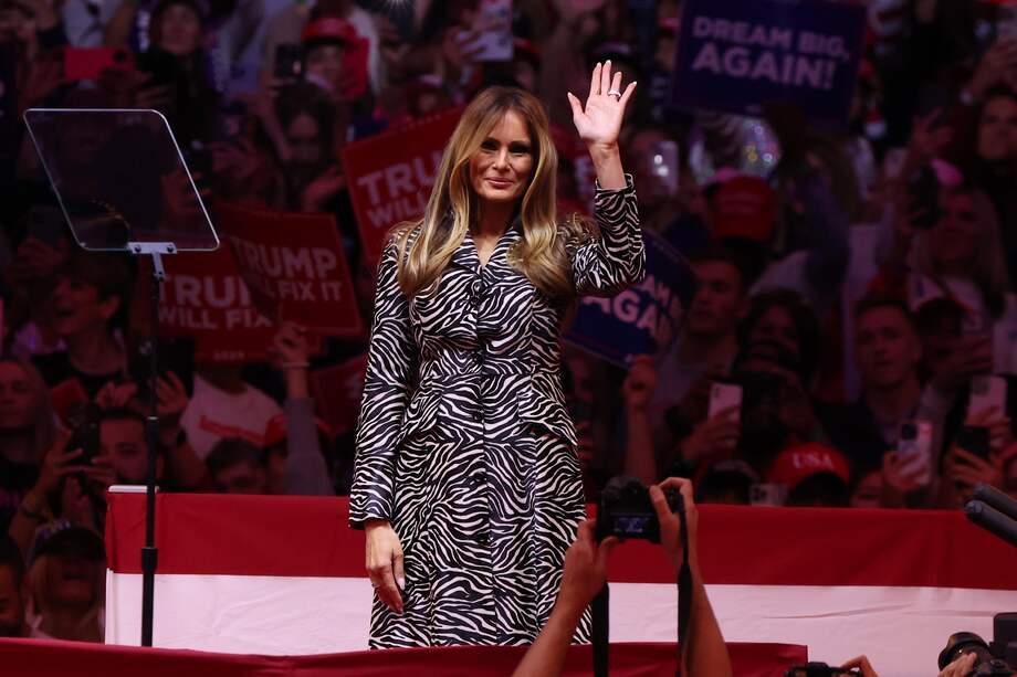 Fotografía de archivo del 27 de noviembre de 2024 de Melania Trump, esposa del presidente electo estadounidense Donald Trump, saludando en el Madison Square Garden de Nueva York (Estados Unidos).