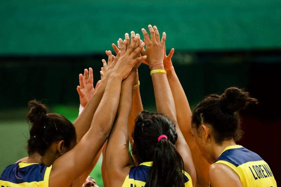 Las jugadoras de la Selección Colombia femenina de voleibol celebran el paso a repechaje para los Olímpicos de Río. Foto: CSV - Confederación Sudamericana de Voleibol