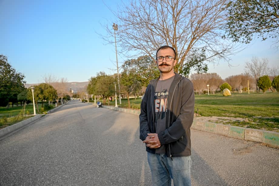 Farhad Sheikhi, un kurdo iraní que se unió a las protestas antigubernamentales de 2022, recuerda el estruendo de los disparos y cómo sus compañeros han muerto en medio de manifestaciones.