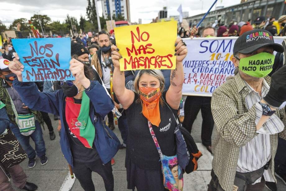 Los colombianos llevan cinco días saliendo a las calles a protestar no solo por la reforma tributaria sino por otros temas como la reforma a la salud la gestión de la pandemia.