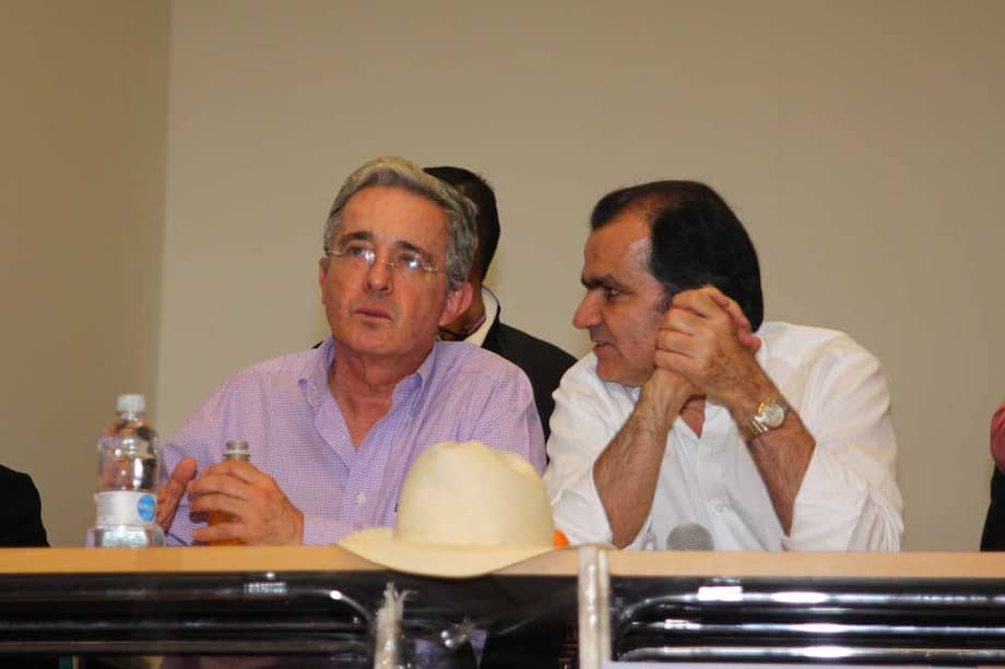 El expresidente Álvaro Uribe junto al candidato presidencial del Centro Democrático, Óscar Iván Zuluaga. / Archivo