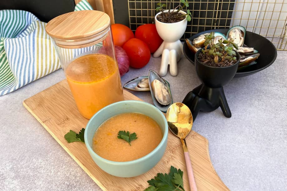 Este caldo o fondo de pescado, puedes hacerlo también con las cáscaras de los camarones, algún pescado blanco o conchas de mejillones.