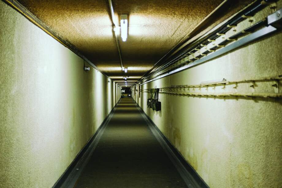 Al interior de los bunkers hay sala de cine, sala de cirugía, campo de golf y muro de escalada. / Scott Wylie