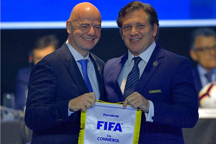 Gianni Infantino, presidente de la Fifa, con Alejandro Domínguez, de la Conmebol. / EFE