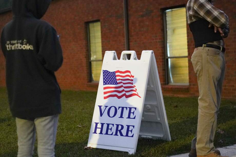 “El gobierno de Joe Biden intentó cortejar a la clase trabajadora con subvenciones y estímulos, pero no hay solución económica a lo que es principalmente una crisis de respeto”: David Brooks