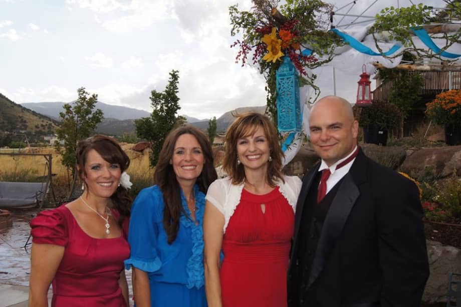 Joe Darger junto a sus tres esposas, Alina, Vicki y Valerie, dos de ellas primas entre sí, son abiertamente mormones fundamentalistas. Entre todos tienen 25 hijos.