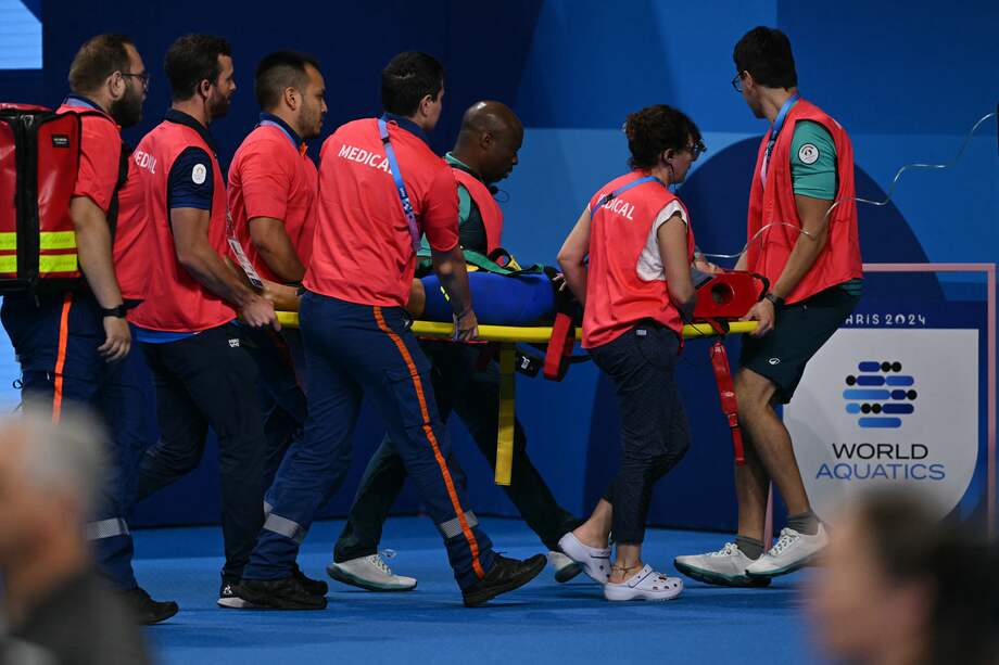 Los médicos del París La Defense Arena atendiendo a Tamara Potocká después de su desmayo fuera de la piscina en los Juegos Olímpicos París 2024.