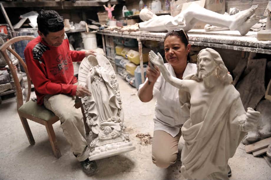 Nelso Jimenez y su esposa Luz Mercedes Villada en su fábrica de imágenes religiosas./ Gabriel Aponte, Luis Ángel