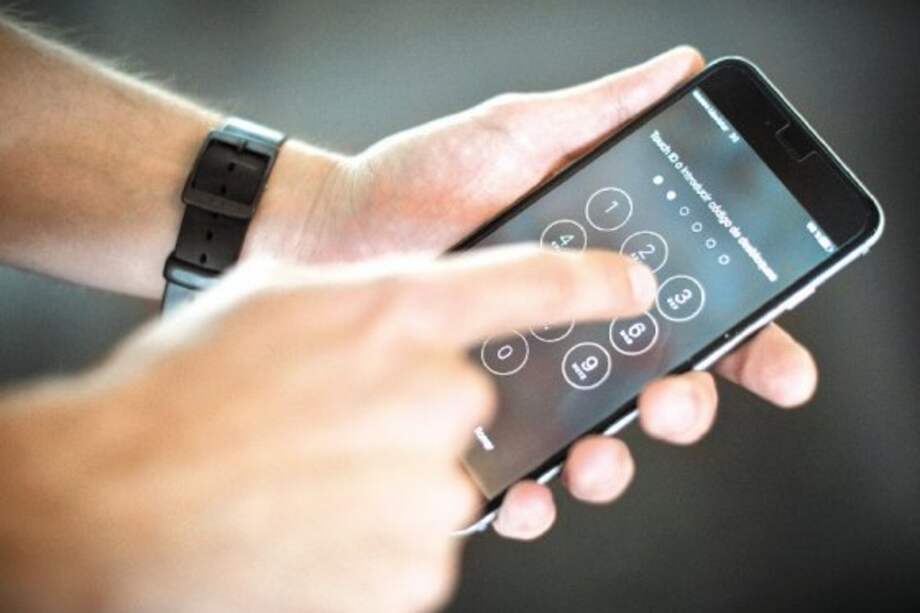 Un sistema de encriptación que tiene forma de ser descifrado pierde su utilidad como protector de la privacidad, por lo que cualquier intento de las agencias estatales para entrar a ver el contenido de un celular involucra los derechos de todos los ciudadanos a guardar sus secretos con seguridad. / Luis Ángel - El Espectador