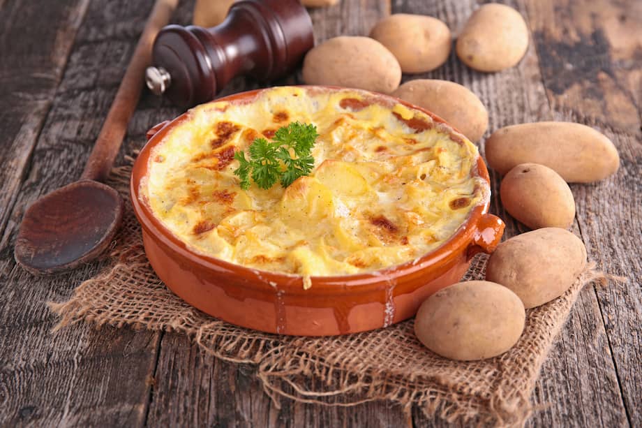 Sirve estas papas gratinadas con tu proteína favorita.