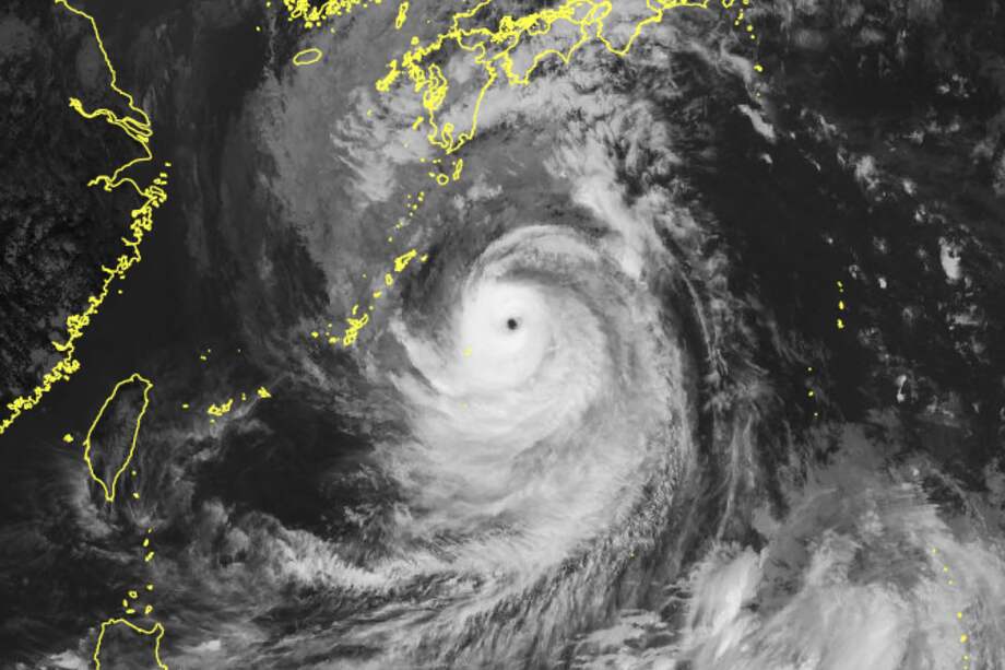 Esta foto publicada el 17 de septiembre por la Agencia Meteorológica de Japón muestra imágenes satelitales del tifón Nanmadol ubicado cerca de las islas del sur de Japón.