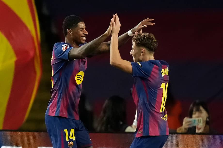 El delantero del Barcelona Marcus Rashford (i) celebra su gol, tercero del equipo ante el Elche, durante el partido de LaLiga entre el FC Barcelona y el Elche CF, este domingo en el estadio Olímpico Lluis Companys.