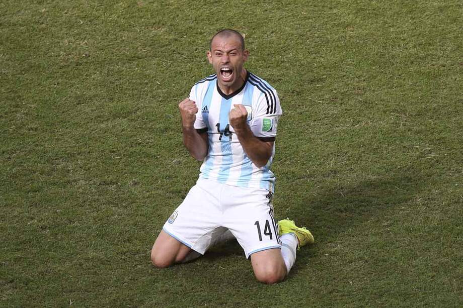 Javier Mascherano celebra a todo pulmón la clasificación de Argentina a la semifinal del Mundial de Brasil, tras vencer a Bélgica. /EFE