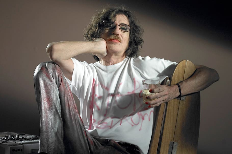 Charly García, uno de los referentes del rock en Latinoamérica, por su obra y su vida.