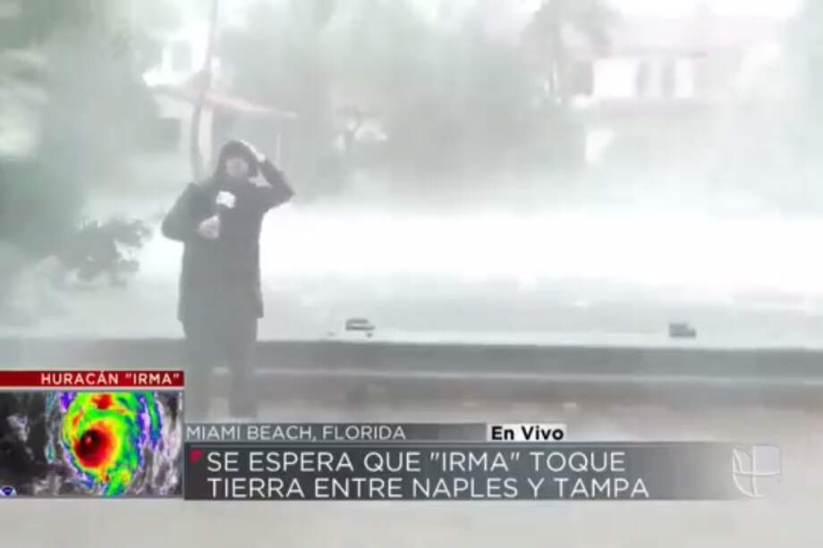 Javier Olivares, periodista de Univision, cubriendo la tormenta en vivo y en directo/ Univision