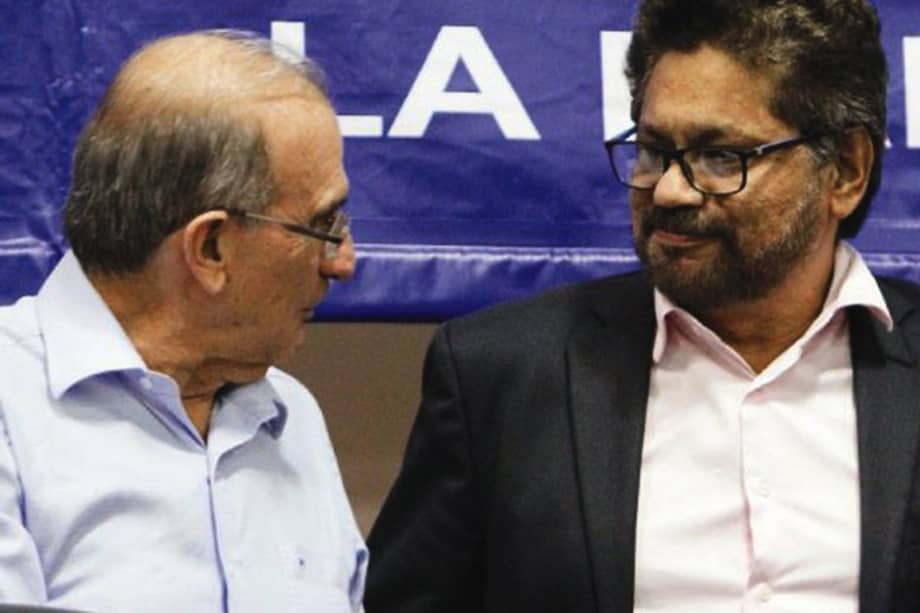 Los negociadores Humberto de la Calle e “Iván Márquez” han comprometido su palabra en La Habana. / EFE