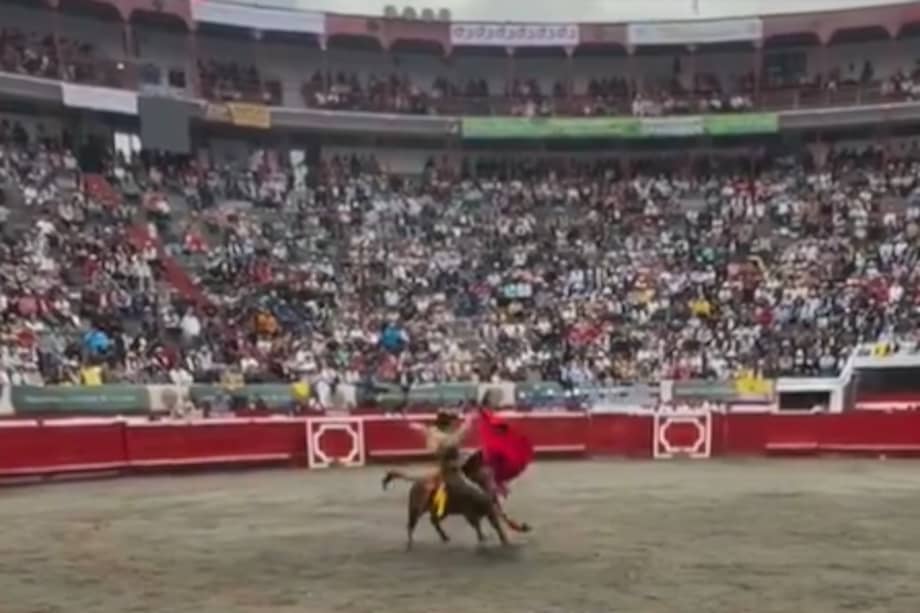 En la tercera de seis corridas de la tarde fue corneado el torero Juan Sebastián Hernández.