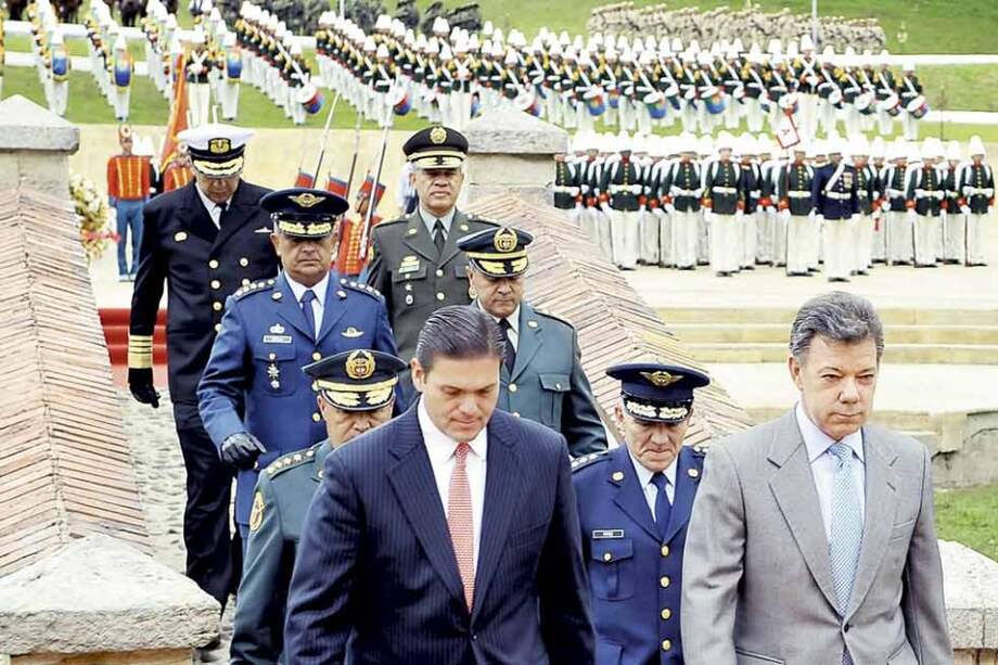 El presidente Juan Manuel Santos, acompañado de la cúpula militar, llegó al Puente de Boyacá y realizó un balance de sus dos años de gobierno. / Presidencia
