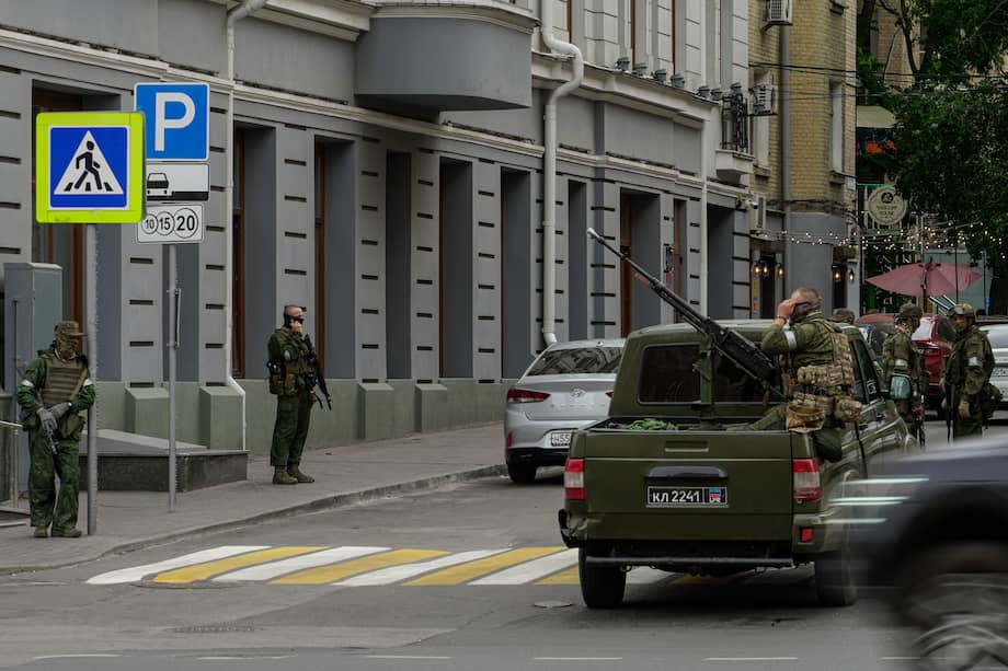Miembros del grupo Wagner montan guardia en el centro de Rostov-on-Don, al sur de Rusia.