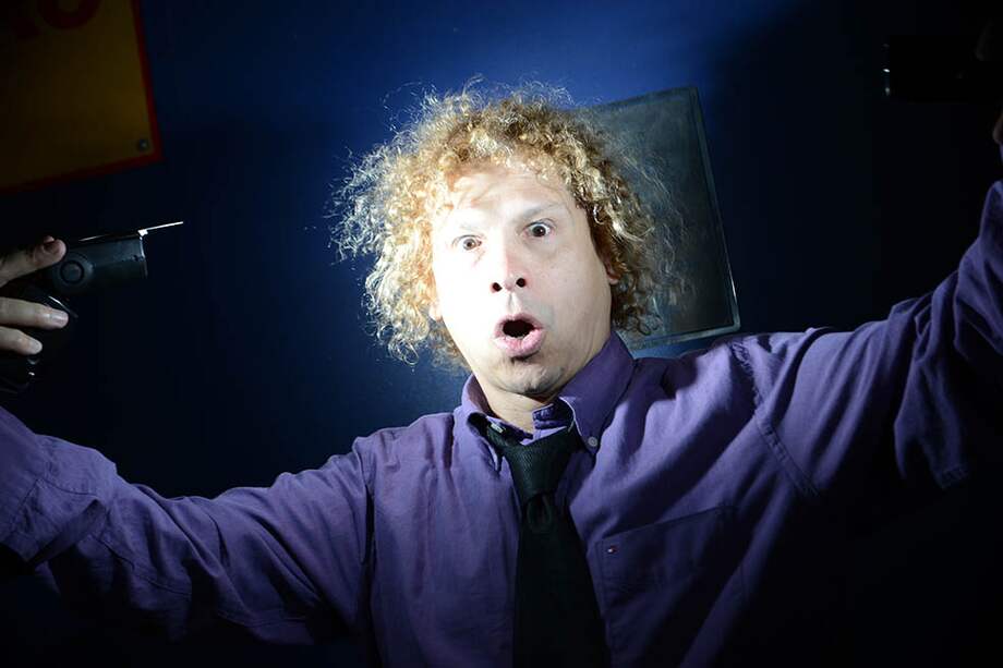 Para Primo Rojas, su cabello hace parte de su juego sobre la aristocracia: los rubios tienen más valor que los mestizos, es un elemento que relaciona a todos los personajes que realiza. / Pamela Aristizábal