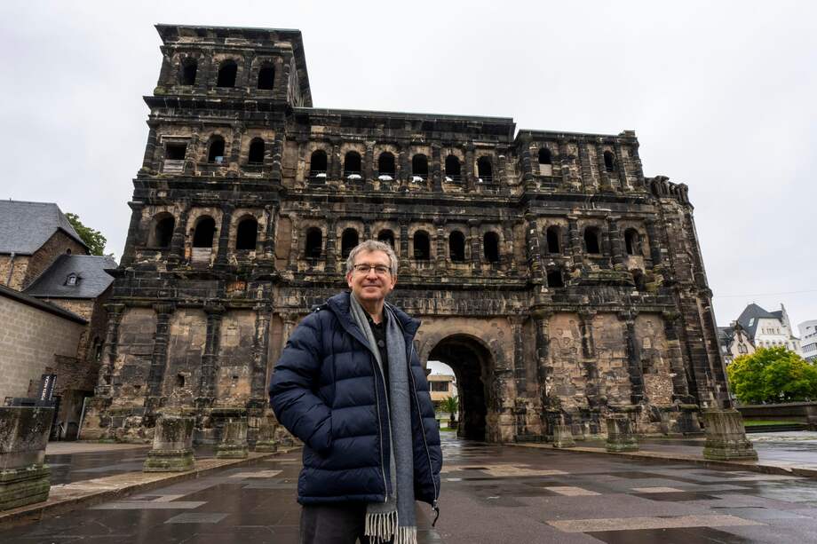 Santiago Posteguillo, delante de la Porta Nigra durante el viaje de presentación de su nueva novela sobre Julio César, 'Los tres mundos' (Ediciones B), en la que narra cómo el político y militar romano "forjó" un Occidente que ahora ve "en decadencia".