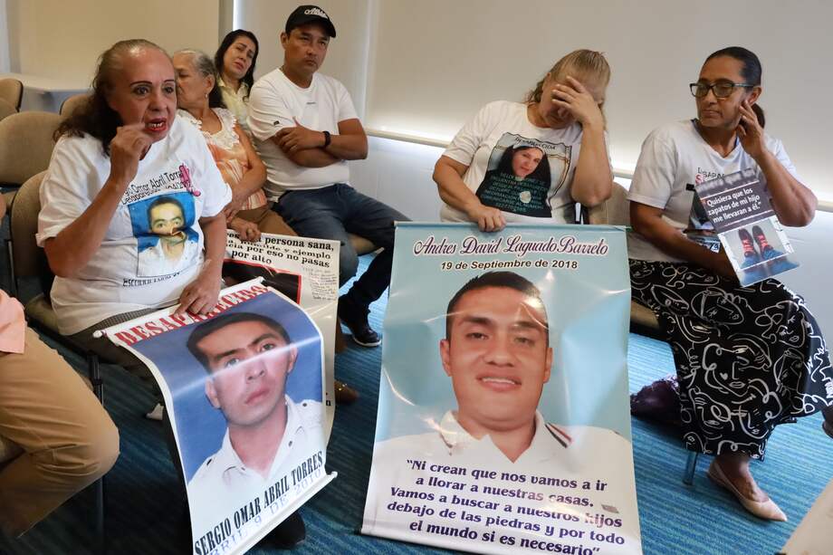 Carmen Cecilia Torres (i), madre del desaparecido Sergio Abril Torres, habla durante una reunión con un grupo de familiares de desaparecidos en las trochas entre Colombia y Venezuela entre 2015 y 2023.