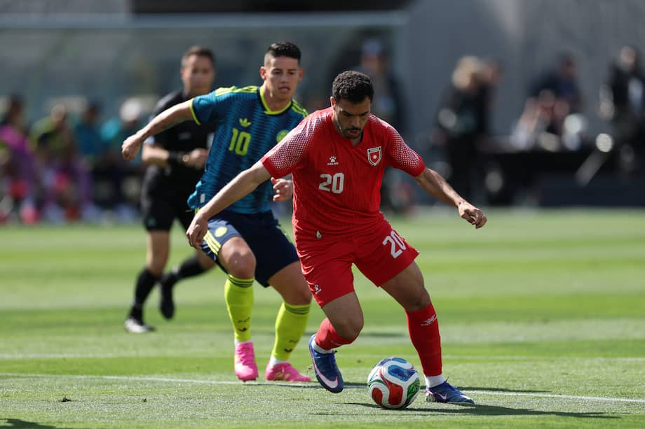 James Rodríguez marca a Mohannad Abu Taha durante el amistoso entre Colombia y Jordania de este domingo, 7 de junio de 2026, en San Diego.