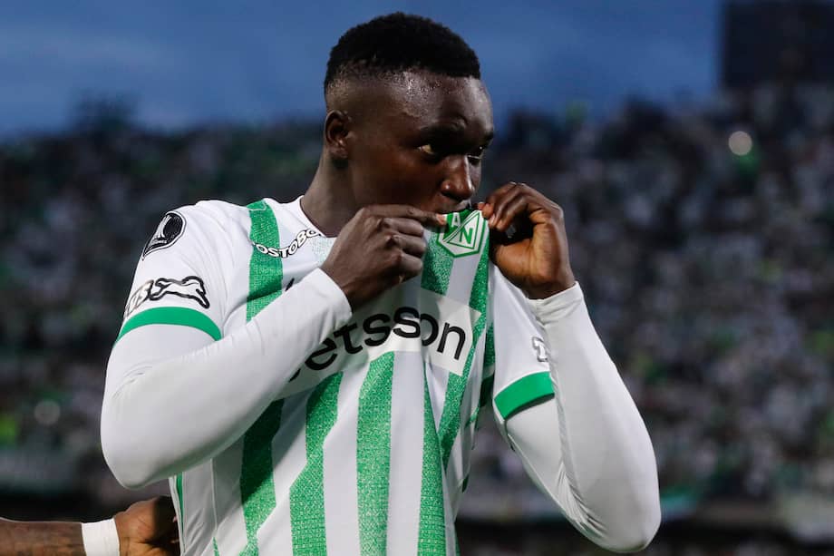 Kevin Viveros celebra un gol con Atlético Nacional contra Bahía en un partido de la fase de grupos de la Copa Libertadores 2025, en el estadio Atanasio Girardot de Medellín, Colombia.