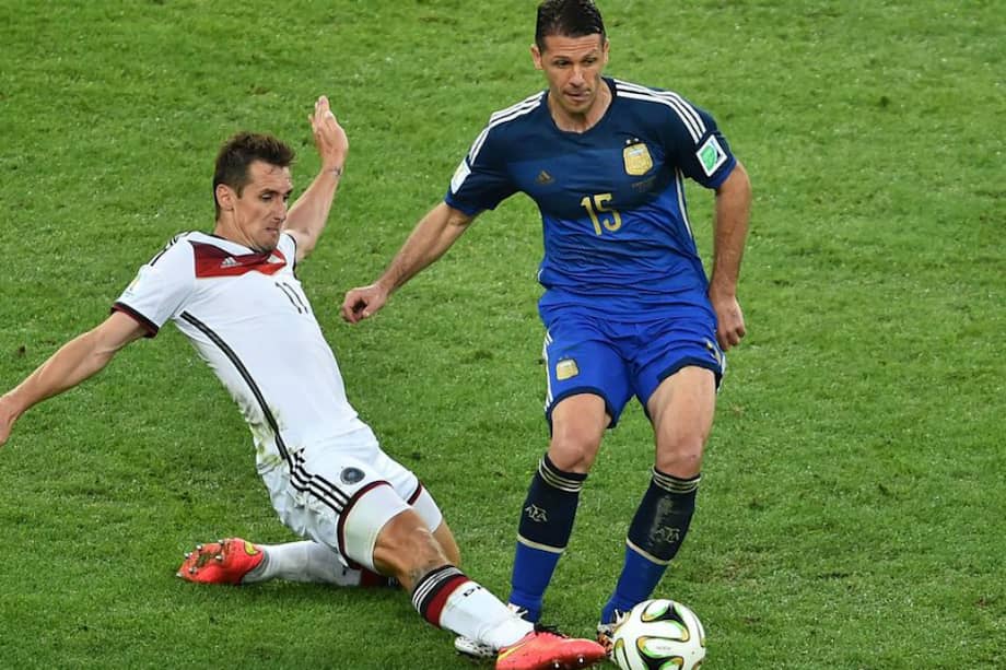 El defensor argentino Martín Demichelis (d), durante la final del Mundial Brasil 2014 ante Alemania. / Archivo