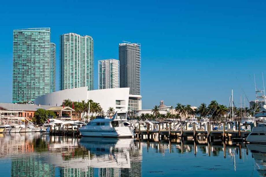 Uno de los encantos de Miami es la bahía, con sus yates y botes para pasear. / 123rf