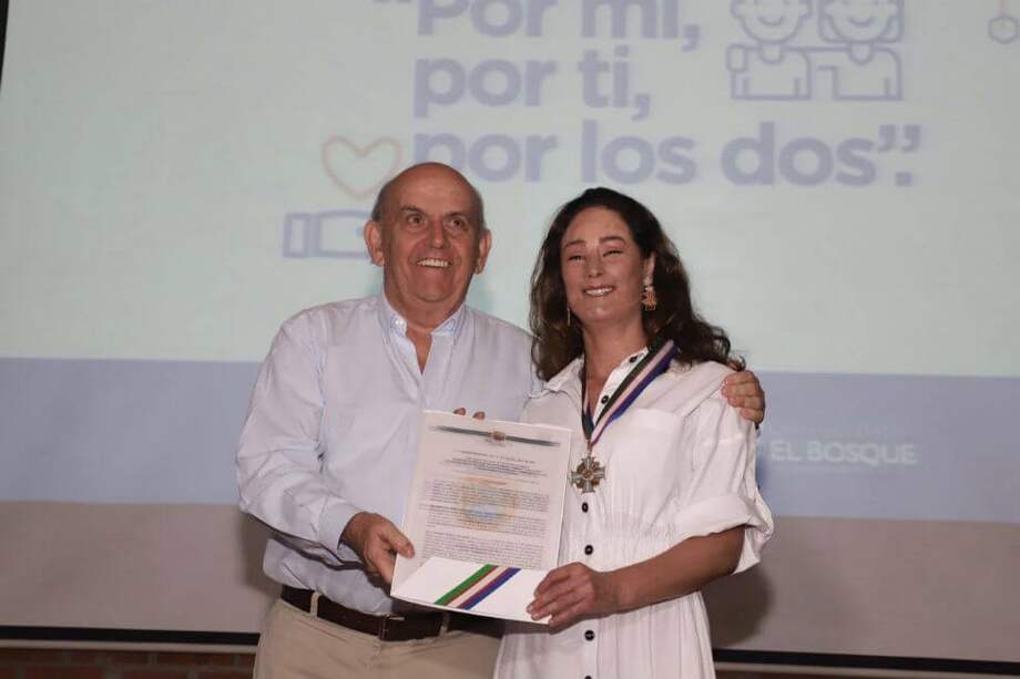 Natalia Ponce recibiendo, de la mano del alcalde, la medalla al Mérito Cívico Santiago de Cali este lunes en la mañana. / Tomada de Twitter @Debatestv