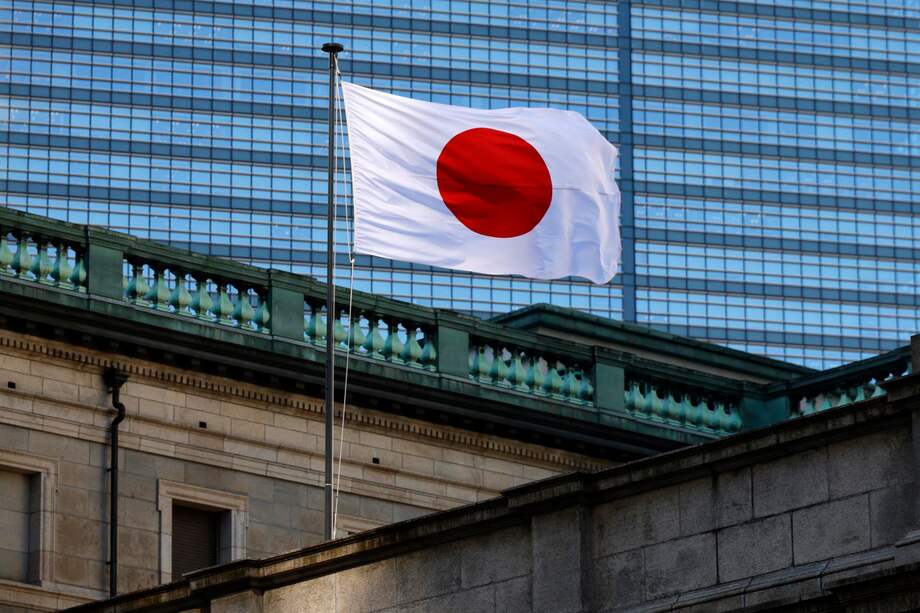 La bandera nacional japonesa ondea en la sede del Banco de Japón (BOJ) en Tokio, Japón.