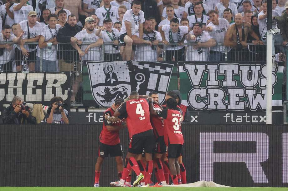 Los jugadores del Leverkusen celebran la ventaja de 3-2 durante el partido de fútbol de la Bundesliga alemana entre Borussia Moenchengladbach y Bayer 04 Leverkusen en Moenchengladbach, Alemania, el 23 de agosto de 2024.