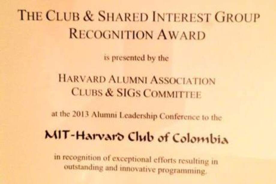 Un interesante debate interno se presenta en la Asociación de estudiantes colombianos de la Universidad de Harvard por la presencia de líderes de la derecha colombiana en esa universidad. Unos defienden la controversia de ideas, otros consideran que se legitima a personas cuestionadas. Aquí el diploma de uno de los premios que ha recibido la asociación por sus actividades / Tomada de Facebook
