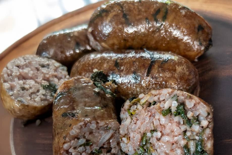 Sirve estas morcillas caseras con carne, pollo, plátano, papa o yuca, una combinación perfecta para hacer una picada colombiana.