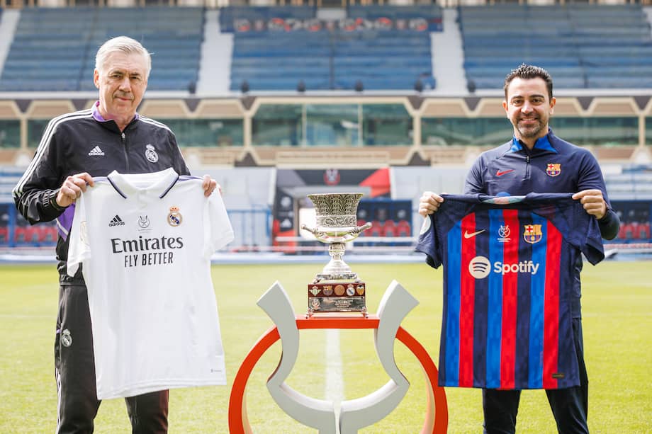 El entrenador del Real Madrid, Carlos Ancelotti (i), y el entrenador del Barcelona, Xavi Hernández (d), posan junto al trofeo de la Supercopa de España, este sábado en el estadio Rey Fahd de Riad, escenario este domingo del partido por el título.
