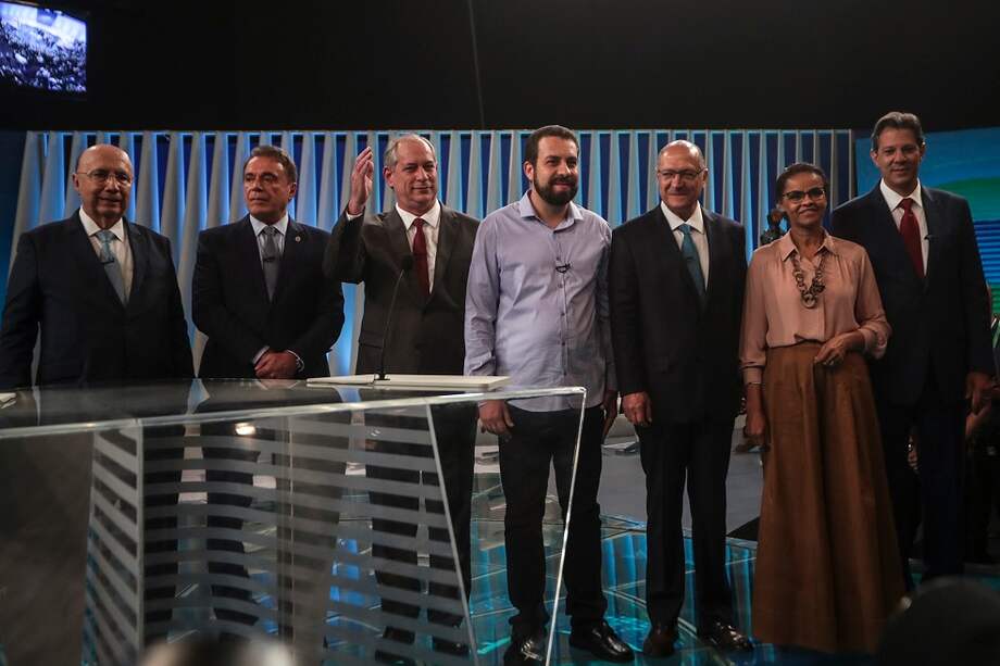 Henrique Meirelles, Alvaro Dias, Ciro Gomes, Guilherme Boulos, Geraldo Alckmin, Marina Silva y Fernando Haddad, candidatos a la Presidencia de Brasil, durante el último debate en televisión. / EFE