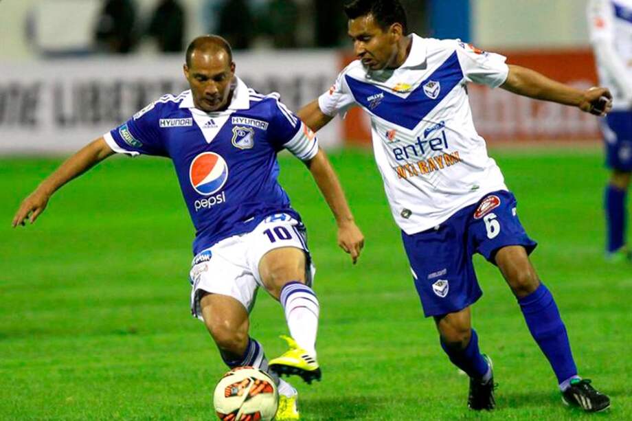 Mayer Candelo intenta pisar la pelota ante la marca de Mario Ovando.