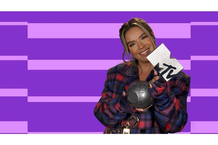 La cantante colombiana Karol G posa con el premio a la mejor artista latina durante la 27º gala de los Europe Music Awards (EMA) de MTV en Miami.